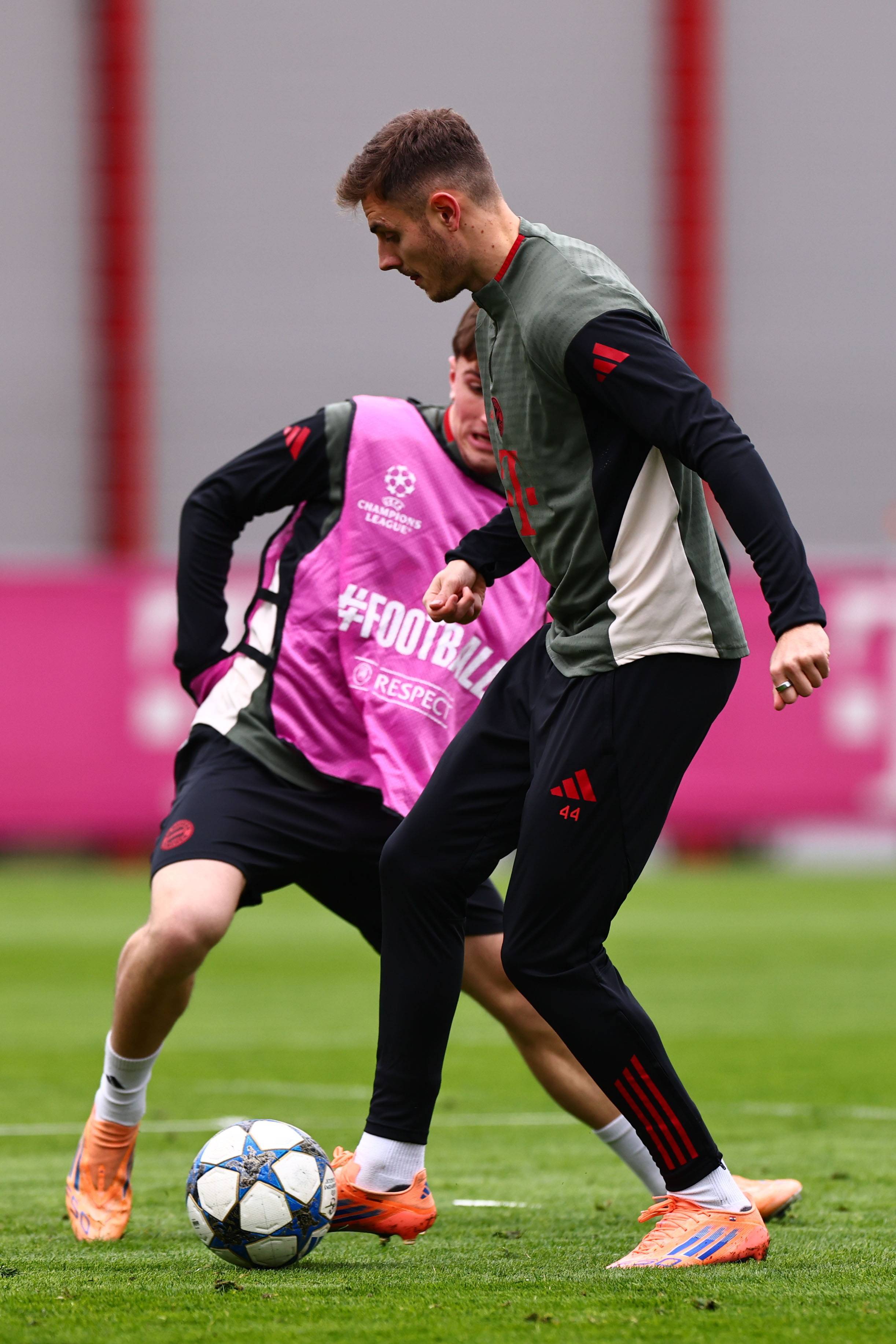 荷媒：阿贾克斯总监和滕哈格进行了长时间交谈，希望他二进宫（荷媒：阿贾克斯总监与滕哈格深度交流，期待其回归二度执教）